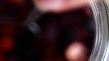 Kuru meyveler, çaydan yakın çekim bir kaşık çay.