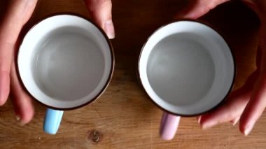 İki bardak eğlenceli kız elinde dans ediyor.