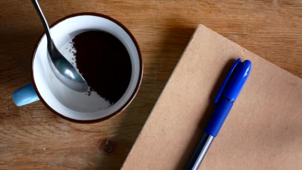 一杯のコーヒーとペンとノート。フリーランスのコンセプト. — ストック動画