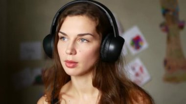 Close-Up kulaklıklar müzik dinlemek güzel bir genç kadın