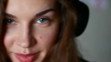 Close-Up kulaklıklar müzik dinlemek güzel bir genç kadın