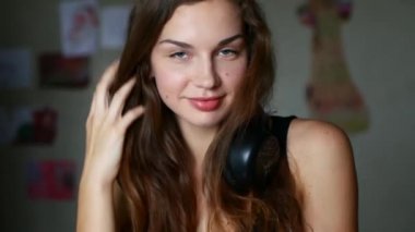 Çekici genç kadın müzik çalar müzik dinlerken kulaklık takıyor