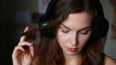 Güzel kadın kulaklık ile müzik dinlemek