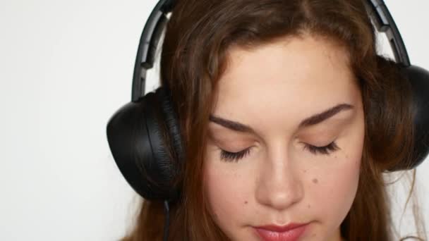 Krásná žena s sluchátka poslouchat hudbu — Stock video