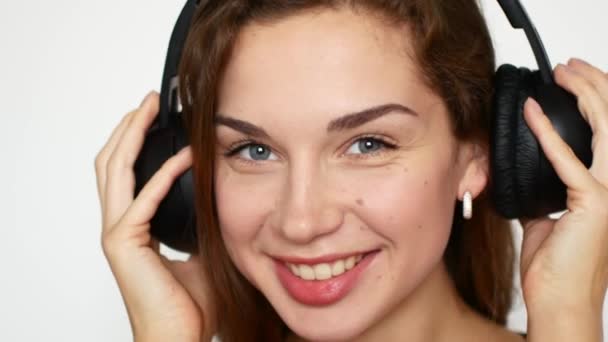 Hermosa mujer con auriculares escuchar la música — Vídeos de Stock