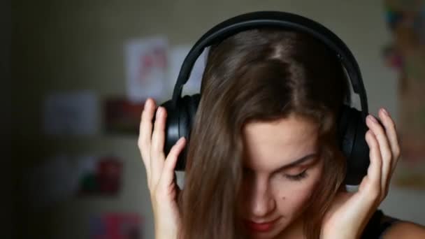 美丽的女人，戴着耳机听音乐 — 图库视频影像