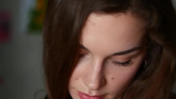 Close-up de bela jovem ouvindo música em fones de ouvido — Vídeo de Stock