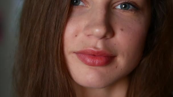 Gros plan de belle jeune femme écoutant de la musique sur écouteurs — Video