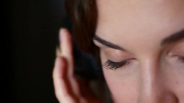 Close-Up kulaklıklar müzik dinlemek güzel bir genç kadın