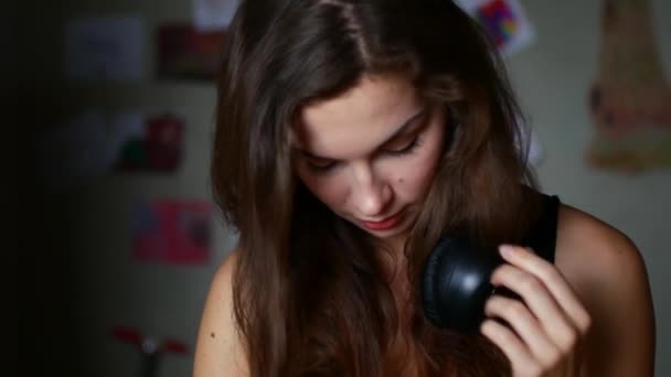 Jolie jeune femme porte des écouteurs écoutant de la musique sur le lecteur de musique — Video