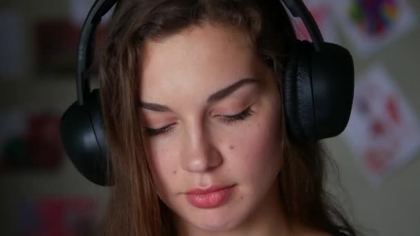 Hermosa mujer con auriculares escuchar la música — Vídeo de stock