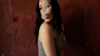 Sigara kadın kapatın. Kız yavaşça ve cinsel elektronik sigara dumanı bültenleri