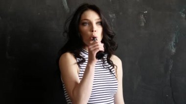 Güzel kadın elektronik sigara içiyor ve duman bulutları yapar, teen vaping, e-cig ve vape kalem, insanların kötü alışkanlıkları