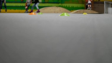 Rollerdrom skatepark, odak çerçeve sadece zemin ve ayaklarda roller patenciler geçme ön planda.