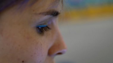 Bir kadın telefona bir yüz close-up arıyor.