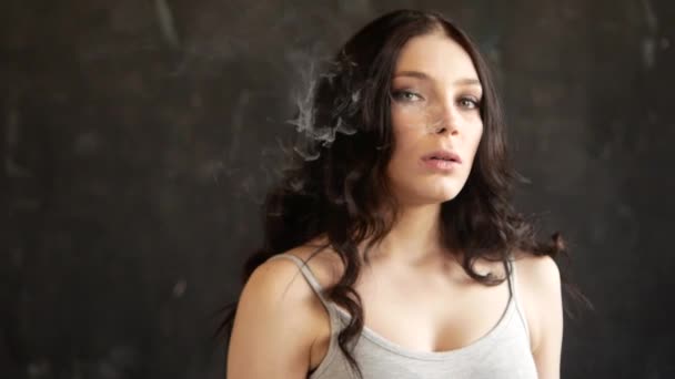 Primer plano de la mujer fumando. La chica libera lenta y sexualmente humo de un cigarrillo electrónico — Vídeos de Stock