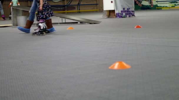 Rollerdrom skatepark, ostrości na pierwszym planie ramki tylko podłoga i stóp przeniesienia łyżwiarze roller. — Wideo stockowe