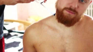 Atlet bir omuz yaralanması sonra engellenip. Doktor yazarak bir omuz Kinetik bir bandaj ile mans.