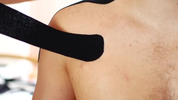 운동 후 어깨 부상 방지 되어야 한다. 의사가 입력 한 키네틱 붕대로 어깨를 망. — 비디오