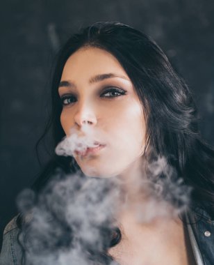 kadın siyah arka plan üzerine bir sigara