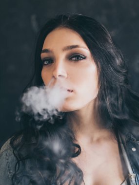 kadın siyah arka plan üzerine bir sigara