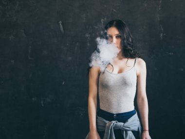 kadın siyah arka plan üzerine bir sigara