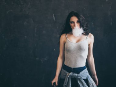 kadın siyah arka plan üzerine bir sigara