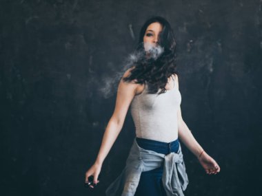 kadın siyah arka plan üzerine bir sigara