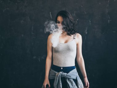 kadın siyah arka plan üzerine bir sigara