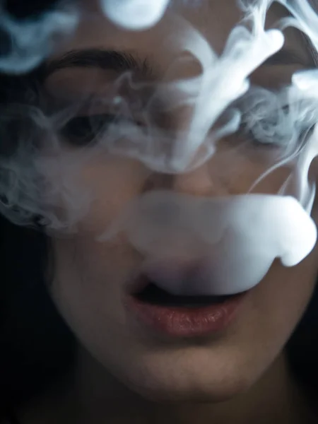 Módní portrét krásné mladé ženy, která vydechuje kouř — Stock fotografie
