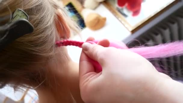 Дівчина плетений з кольоровими африканських косами — стокове відео
