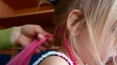 Kız ile renkli Afrika örgüler kıvrımlı