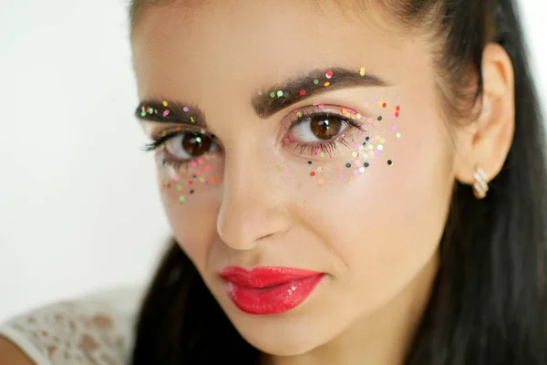 Joven atractiva mujer con hermoso arte abstracto maquillaje — Foto de Stock