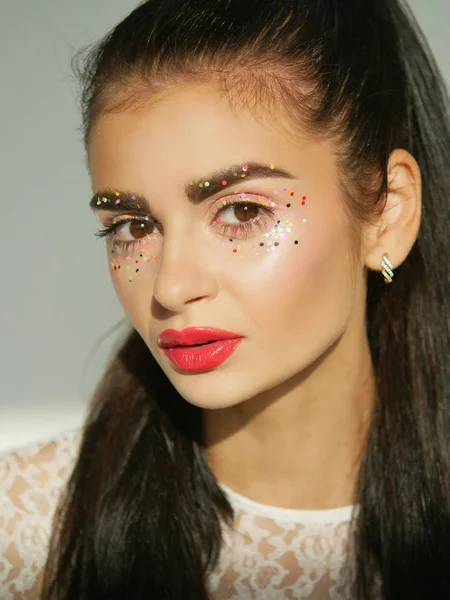 Jonge aantrekkelijke vrouw met prachtige kunst abstract make-up — Stockfoto