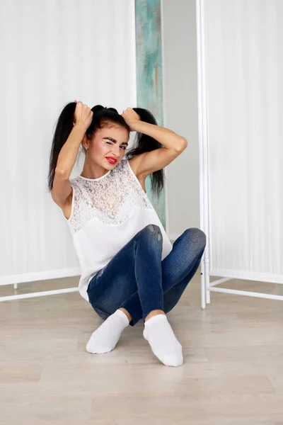 Retrato de comprimento total da jovem mulher feliz — Fotografia de Stock