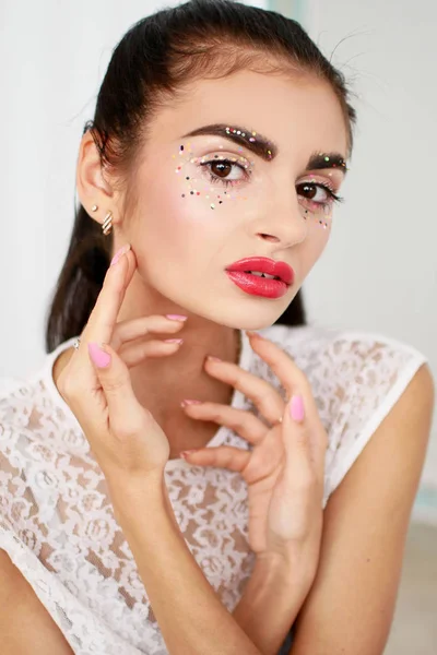 Joven atractiva mujer con hermoso arte abstracto maquillaje —  Fotos de Stock