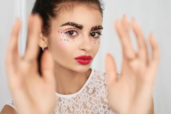 Ung attraktiv kvinna med vacker konst abstrakt make-up — Stockfoto