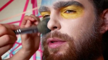 Makyaj sanatçısı sahne makyaj kılıyor. Bir avatar ya da uzaylı ya da bir deniz iblis.