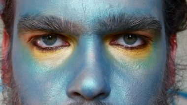 Makyaj erkek gözünde close-up. Korku ve şüphe aktörü canlandırıyor.