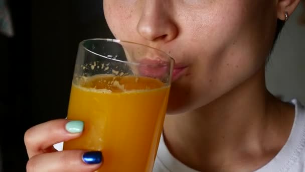 Gezonde vrouw drinken sinaasappelsap en glimlachen — Stockvideo