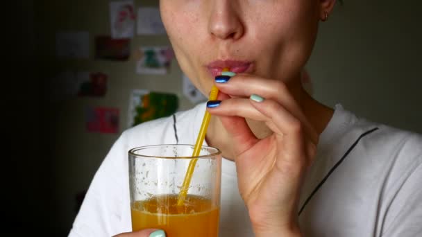 Frisk kvinna dricka apelsinjuice och leende — Stockvideo