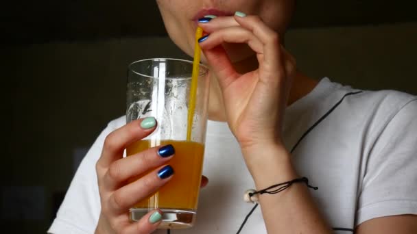 Здорова жінка п'є апельсиновий сік і посміхається — стокове відео