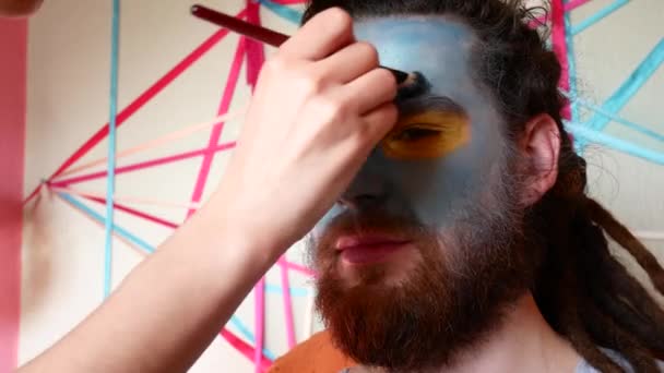 Make-up artist dělá make-up fáze na muže. Avatar nebo mimozemšťan nebo moře démon. — Stock video