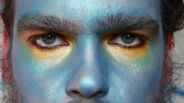 Close-up of male eyes in makeup. The actor portrays fear or suspicion. — Stock Video