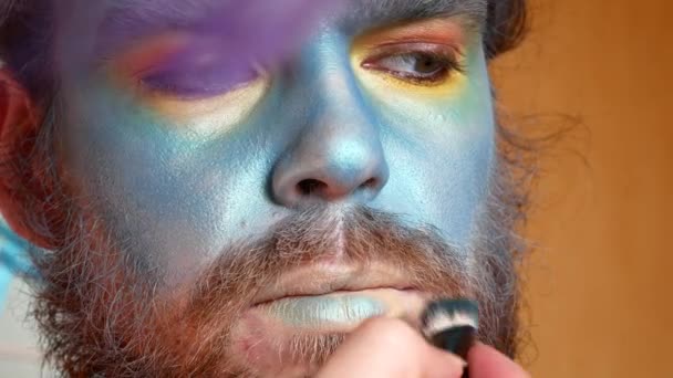 Make-up artist gör en scen make-up på mannen. En avatar eller en utlänning eller ett hav-demon. — Stockvideo