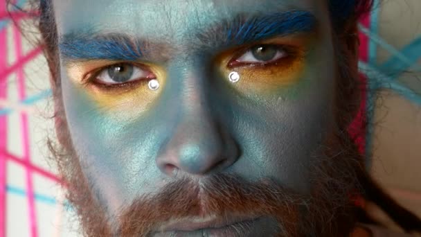 Ein Mann mit Bühnenschminke. Porträt eines Mannes in blauem Make-up, gebürtig oder Aborigine. — Stockvideo