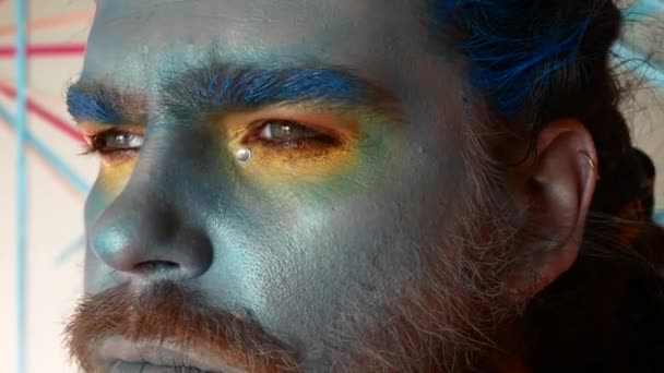 Ένας άνδρας με ένα make-up στάδιο. Πορτρέτο ενός άντρα σε μια μπλε μακιγιάζ, μητρική ή αυτόχθονες. — Αρχείο Βίντεο
