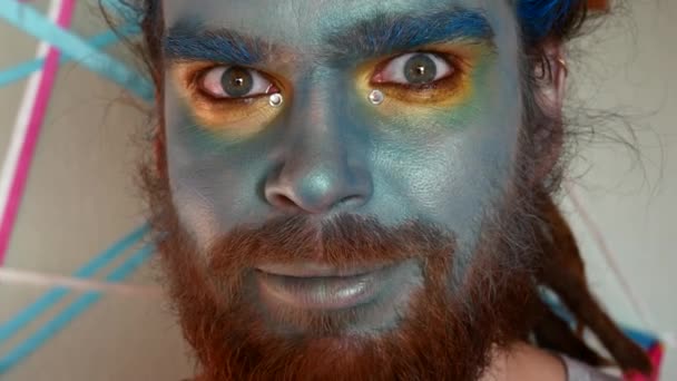 A man with a stage make-up. Portrait of a guy in a blue make-up, native or aboriginal. — Stock Video