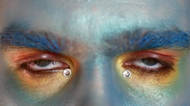 Nahaufnahme männlicher Augen in Make-up. der Schauspieler schildert Angst oder Misstrauen. — Stockvideo