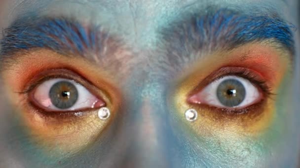 Nahaufnahme männlicher Augen in Make-up. der Schauspieler schildert Angst oder Misstrauen. — Stockvideo